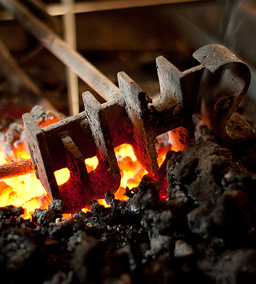A traditional branding iron is pre-cast in the shape of the final brand. The brand is heated and the entire desgin is transferred to the skin in a single application