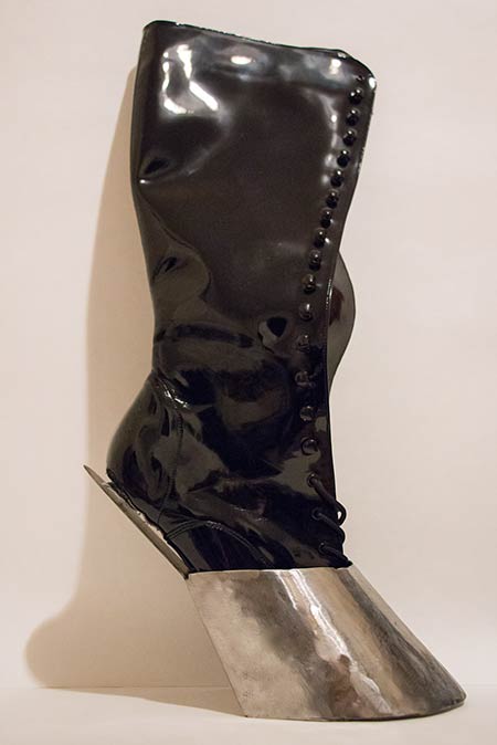 Confirm that the boot fits snugly, but comfortably, into the metal hoof.