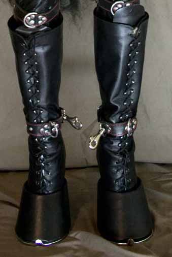 Me wearing the Reactor hoof boots and a pair of angle cuffs from Csara